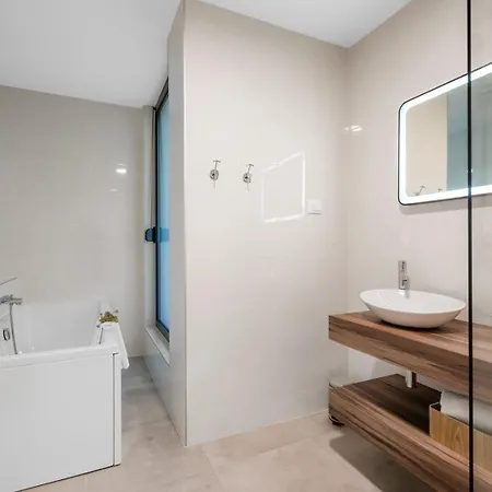 River Hills With Heated Pool With Hydromassage, Gym *