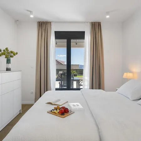 River Hills With Heated Pool With Hydromassage, Gym
