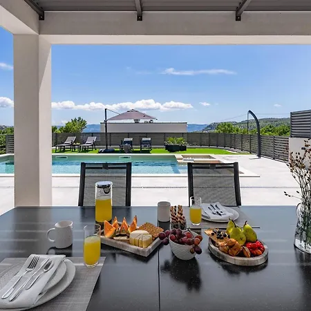 River Hills With Heated Pool With Hydromassage, Gym