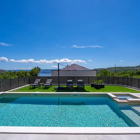 River Hills With Heated Pool With Hydromassage, Gym *